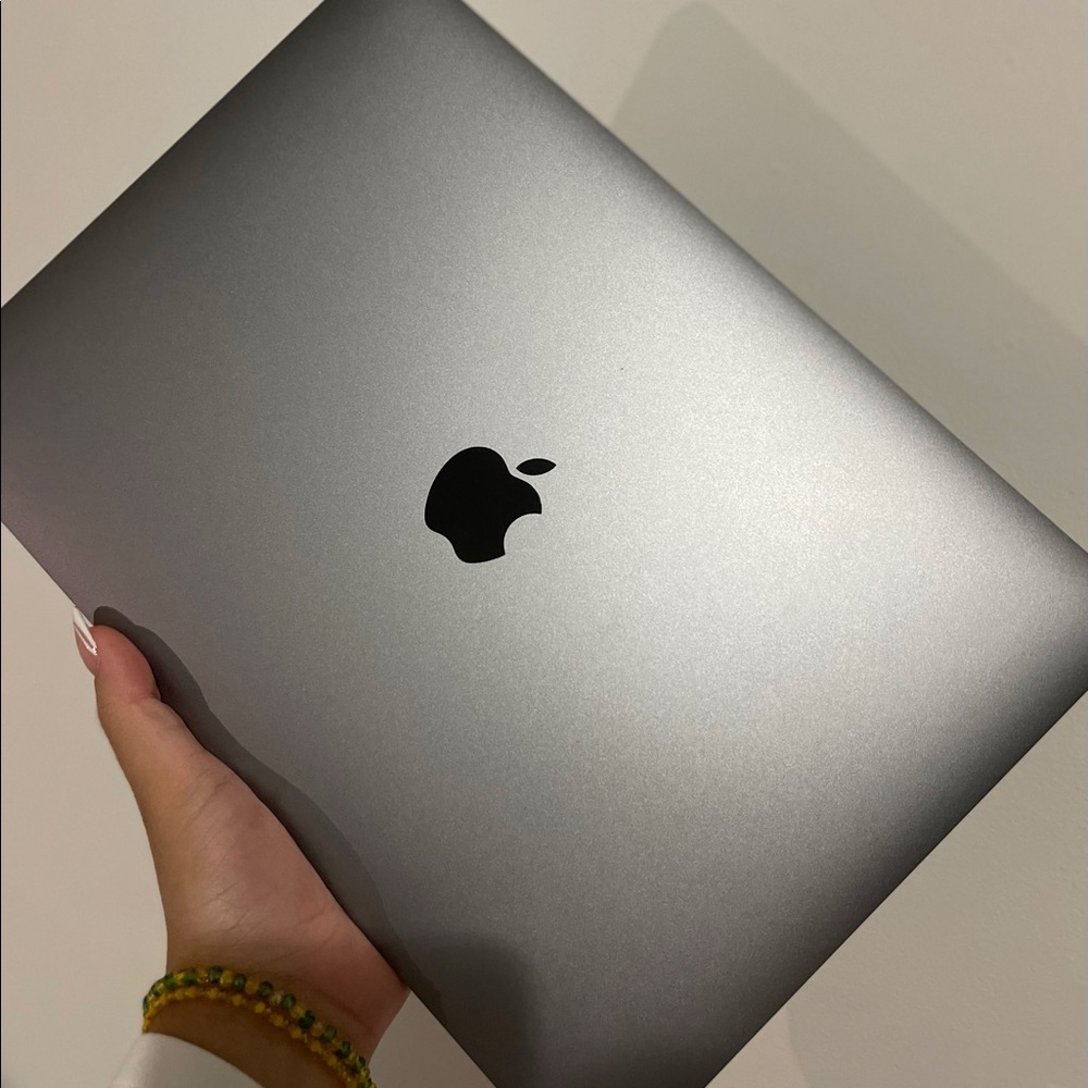 Apple MacBook Pro 2020 c chip Apple M1, 13 inches, 8 GB RAM, 500GB storage SSD